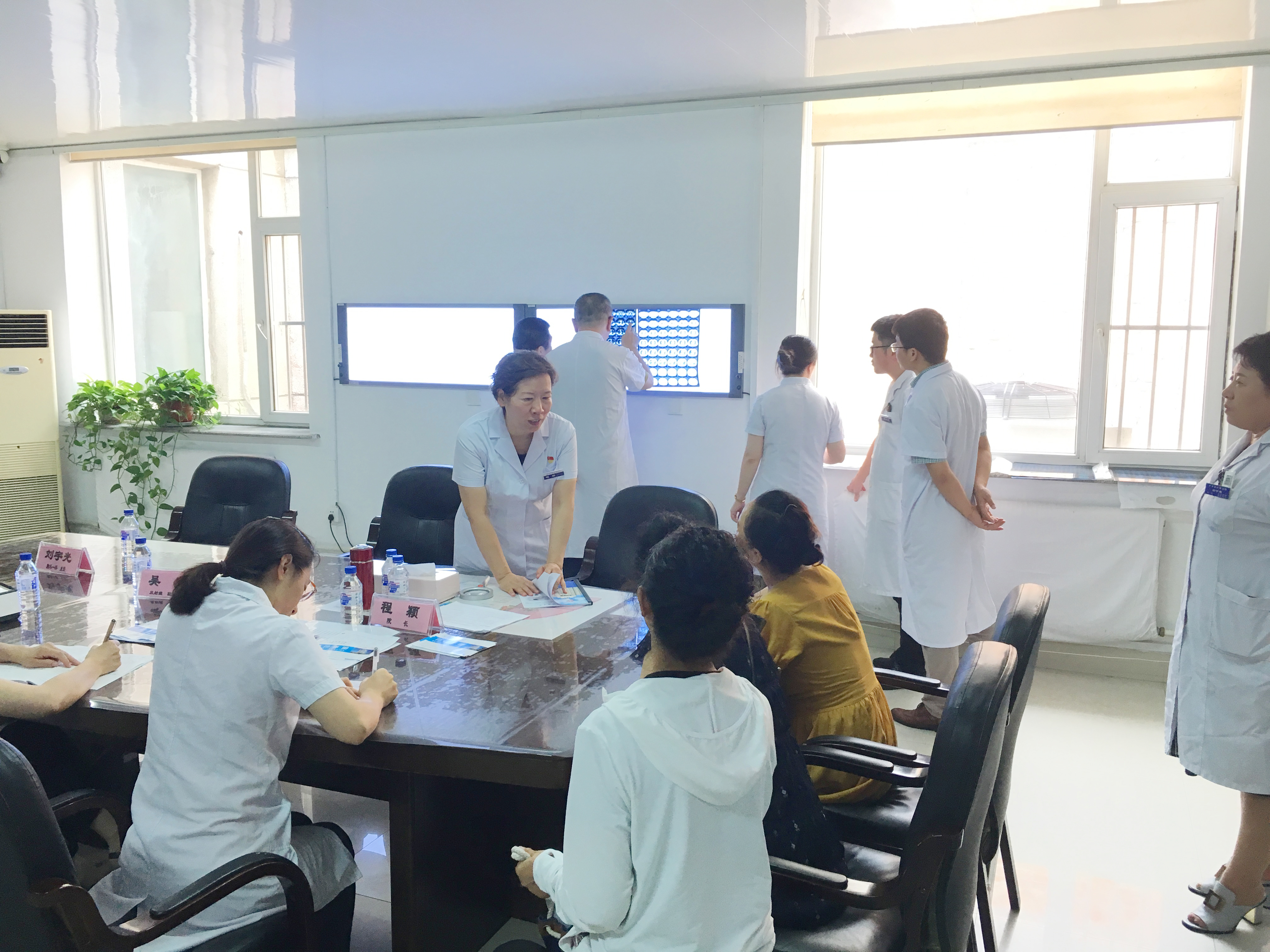 省肿瘤医院党委书记程颖带领专家团队为患者进行多学科会诊1.jpg