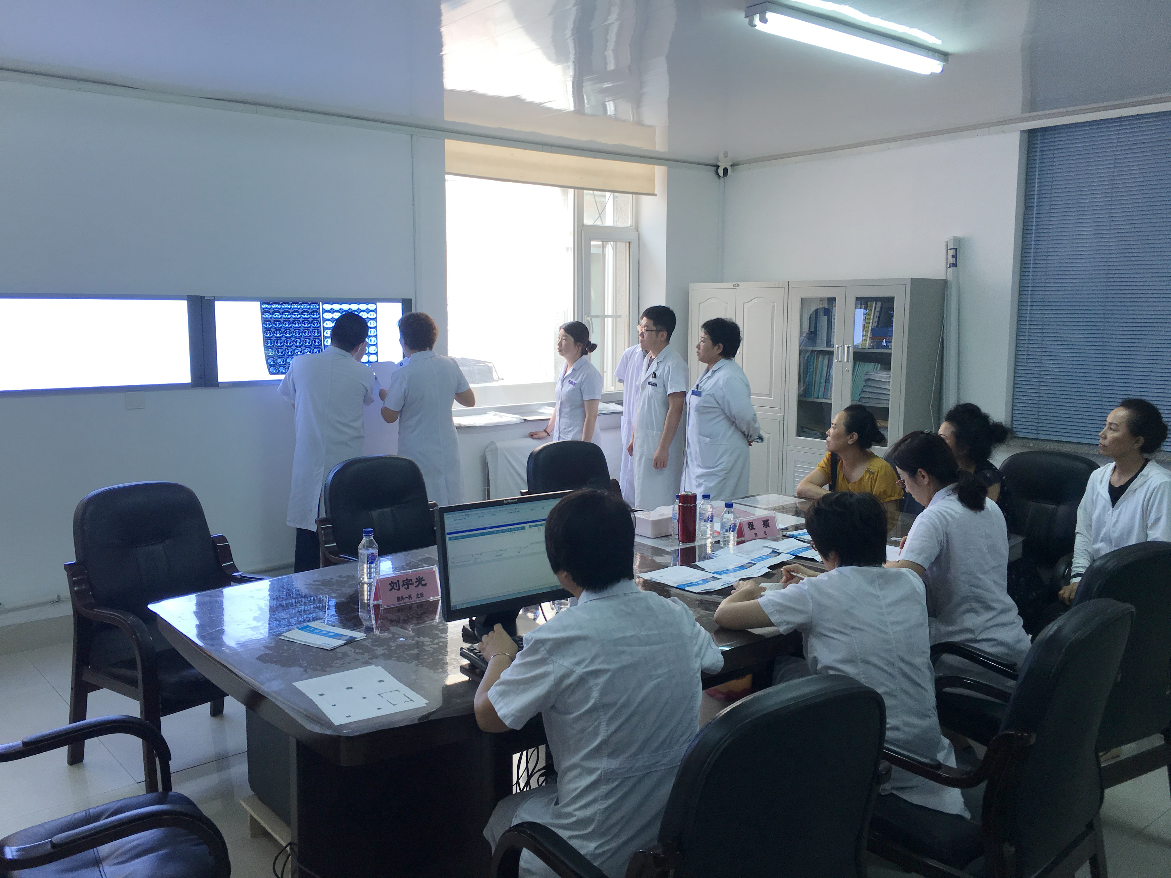 省肿瘤医院党委书记程颖带领专家团队为患者进行多学科会诊2.jpg